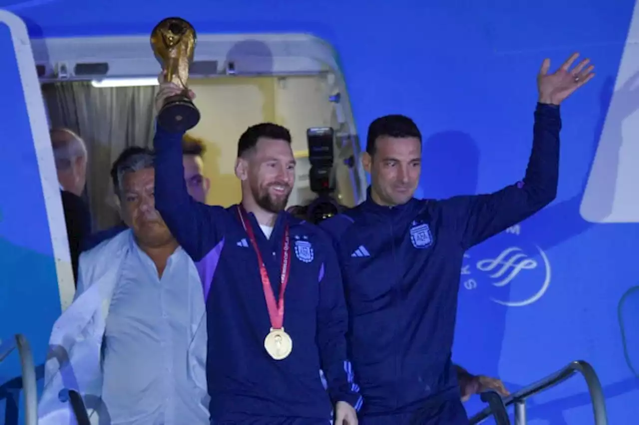 Huge crowds welcome Argentina team after World Cup victory