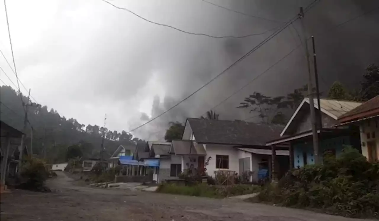 Warga Terdampak Erupsi Gunung Semeru Dapat Bantuan Sembako