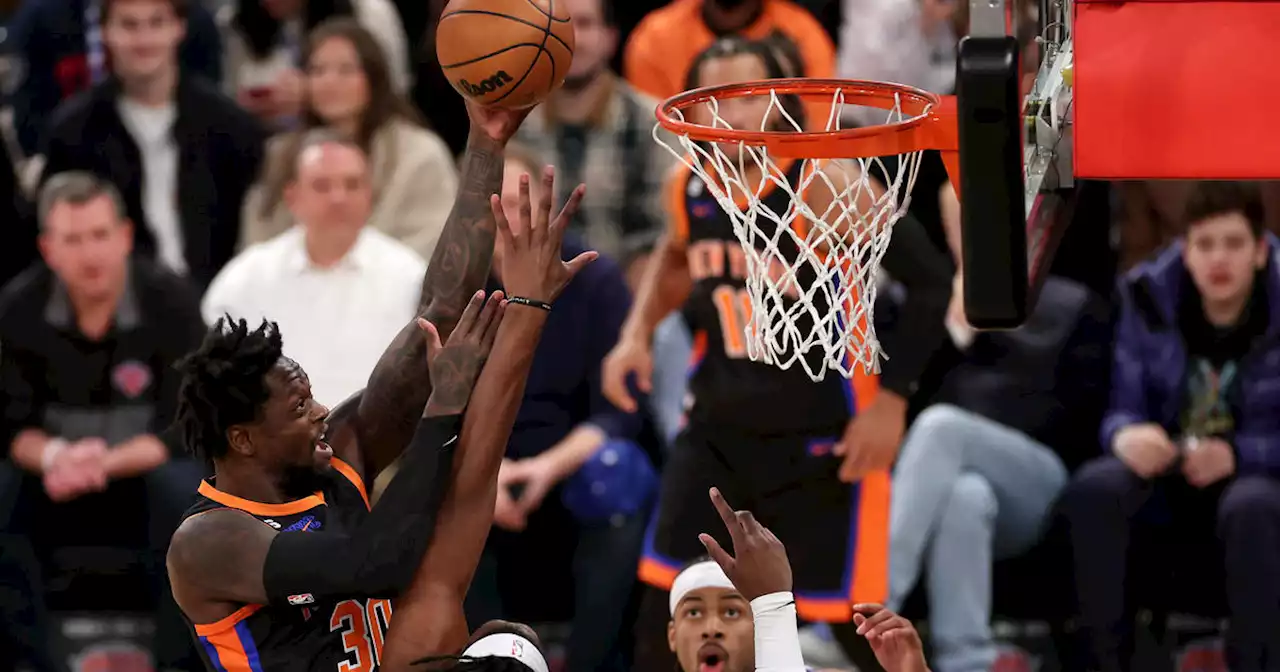 Knicks beat up on Curry-less Warriors, win 8th in a row