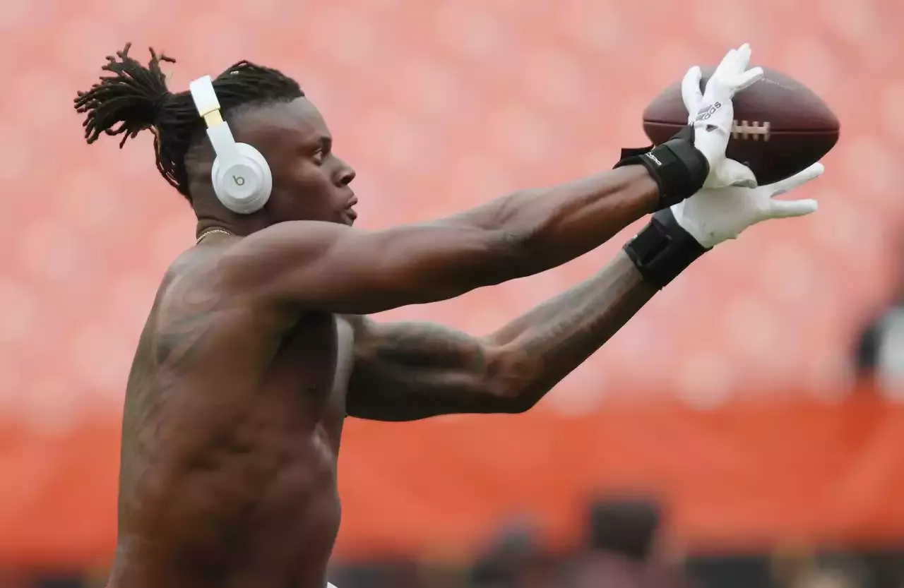 Browns tight end David Njoku lives up to promise to warm up shirtless  before Saints game 