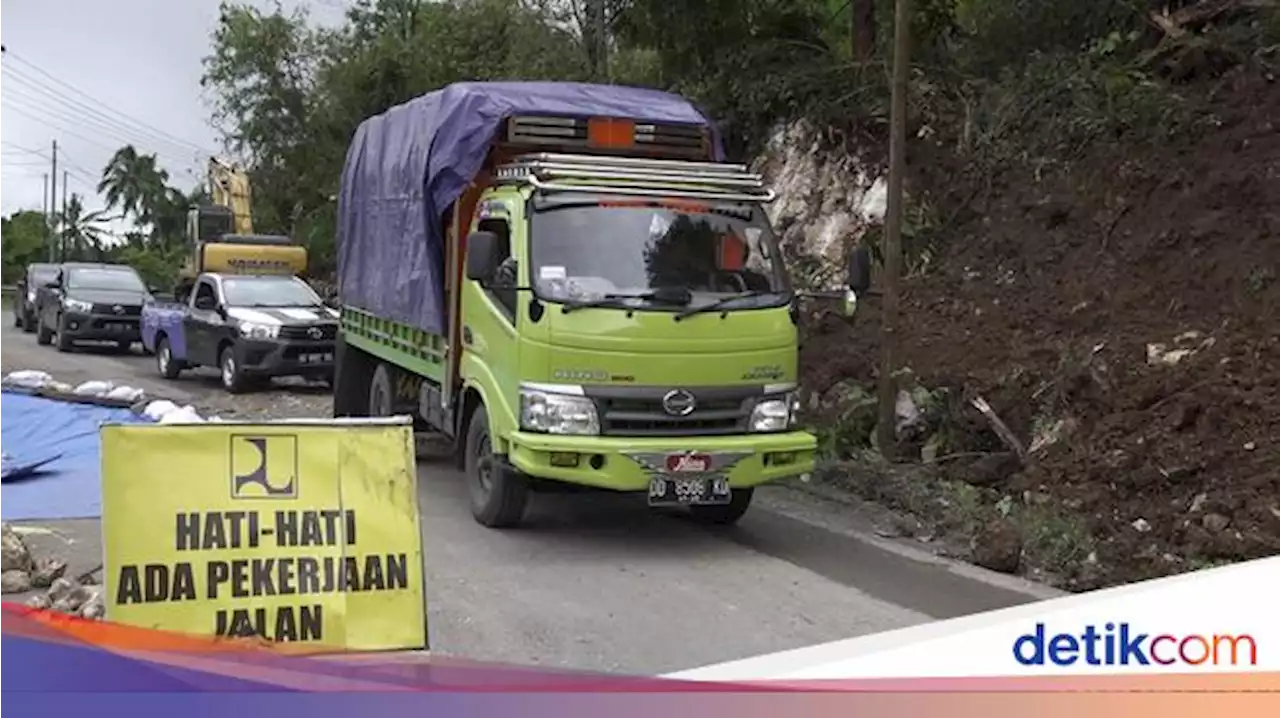 Lalin Jalan Poros Enrekang-Toraja Macet hingga 3 Km Akibat Longsor