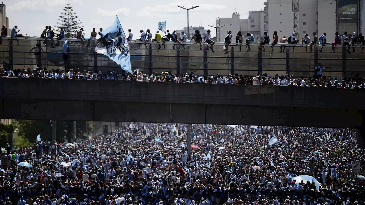 Mondiali Qatar 2022 - Argentina, la festa degenera: squadra trasferita in elicottero