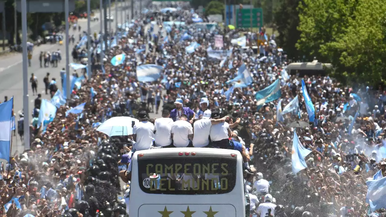 Argentina forced to swap bus for helicopters as fans swarm streets during World Cup parade - Football365