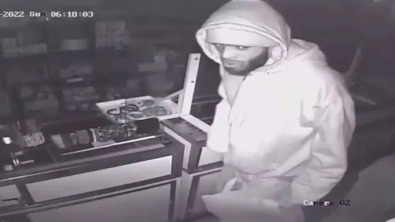 Video: Man steals nearly $40K worth of merchandise from Center City jewelry store, authorities say