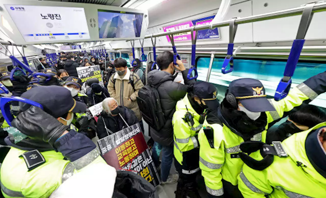 법원, 전장연에 “열차 5분 이상 지연 시, 서울교통공사에 500만원”