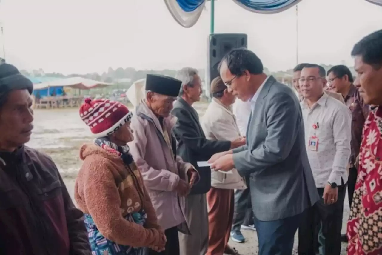 Hibahkan Lahan untuk Bangun Pasar Sigumpar, Bupati Humbahas Berikan Pasipisang Natonggi