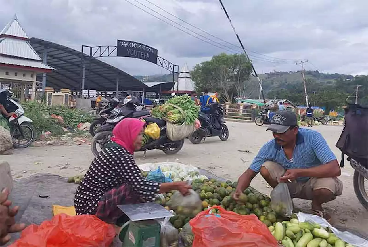 Masih Banyak Pedagang Terlantar, Jualan di Luar Pasar