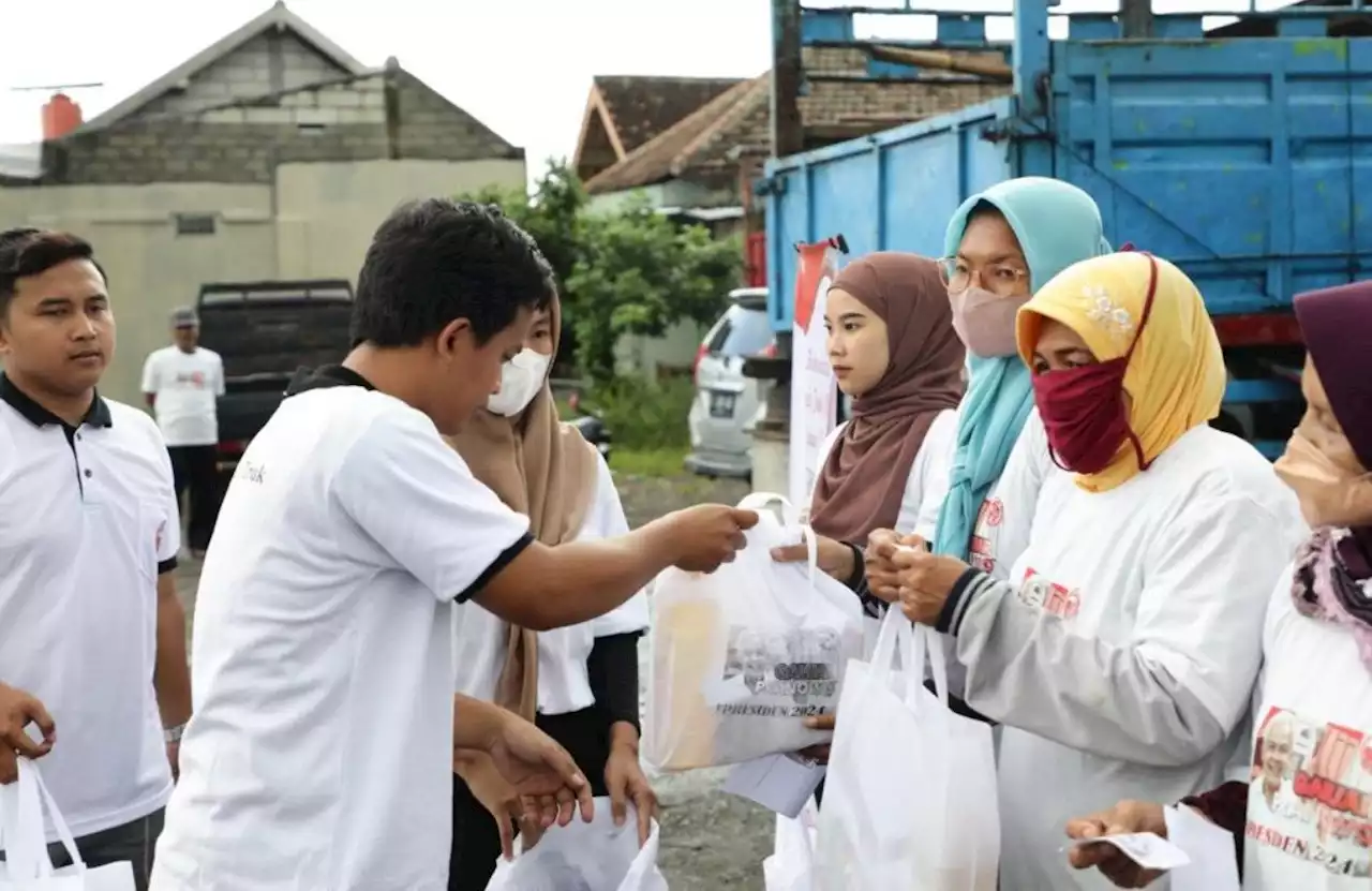 Jelang Nataru, Komunitas Sopir Truk Jatim Pendukung Ganjar Salurkan Paket Sembako di Kediri