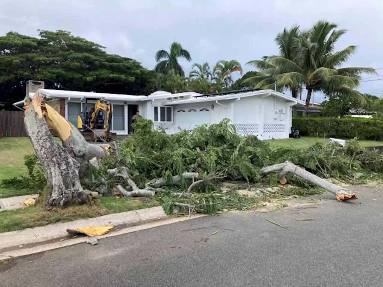 Hawaii winter storm: thunder, hail and power outages