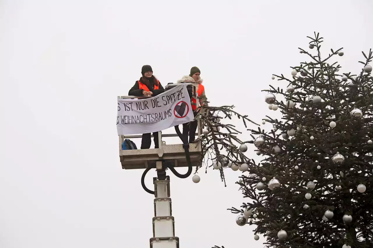 Des activistes du climat étêtent le sapin de Noël de Berlin