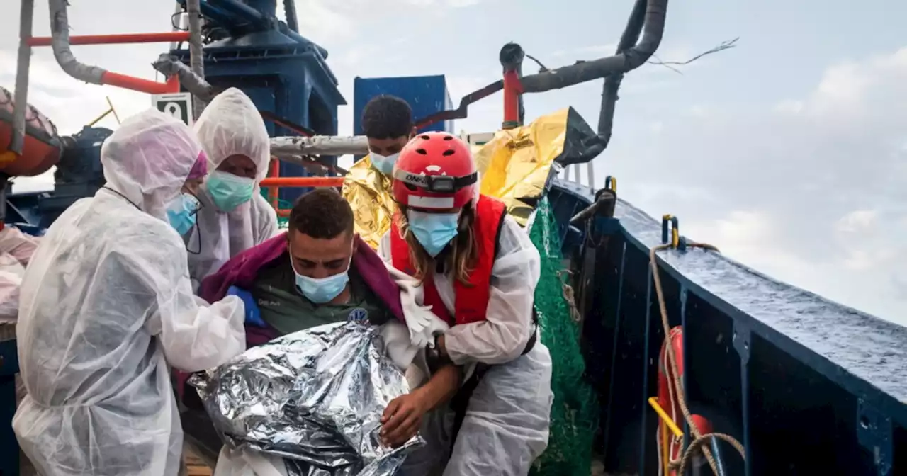 Ong, la nave spagnola si ferma e accusa: vittoria di Salvini e Piantedosi