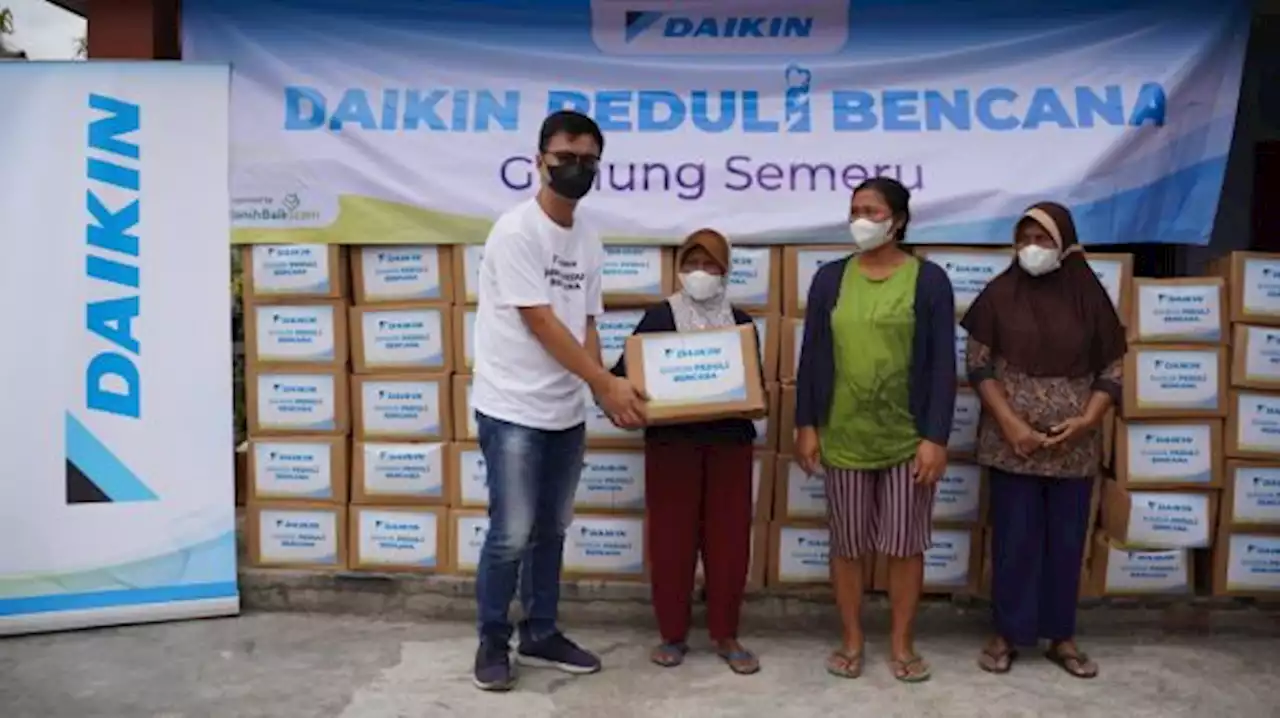 Daikin Salurkan Ratusan Paket Sembako Bagi Warga Terdampak Erupsi Semeru