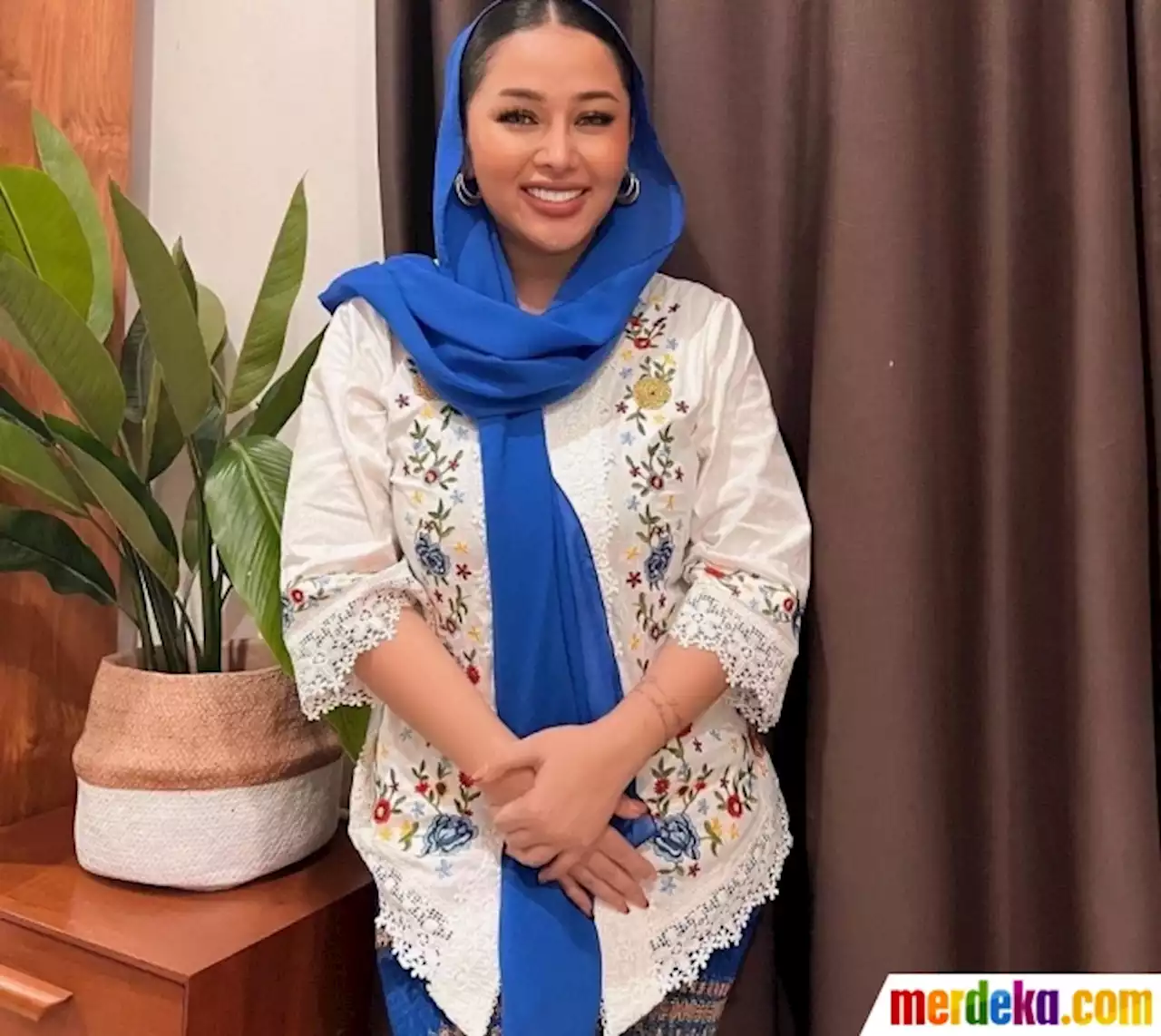 Foto : Mutia Ayu Istri Glenn Fredly Pertama Kali Pakai Kebaya Betawi, Bikin Pangling | merdeka.com