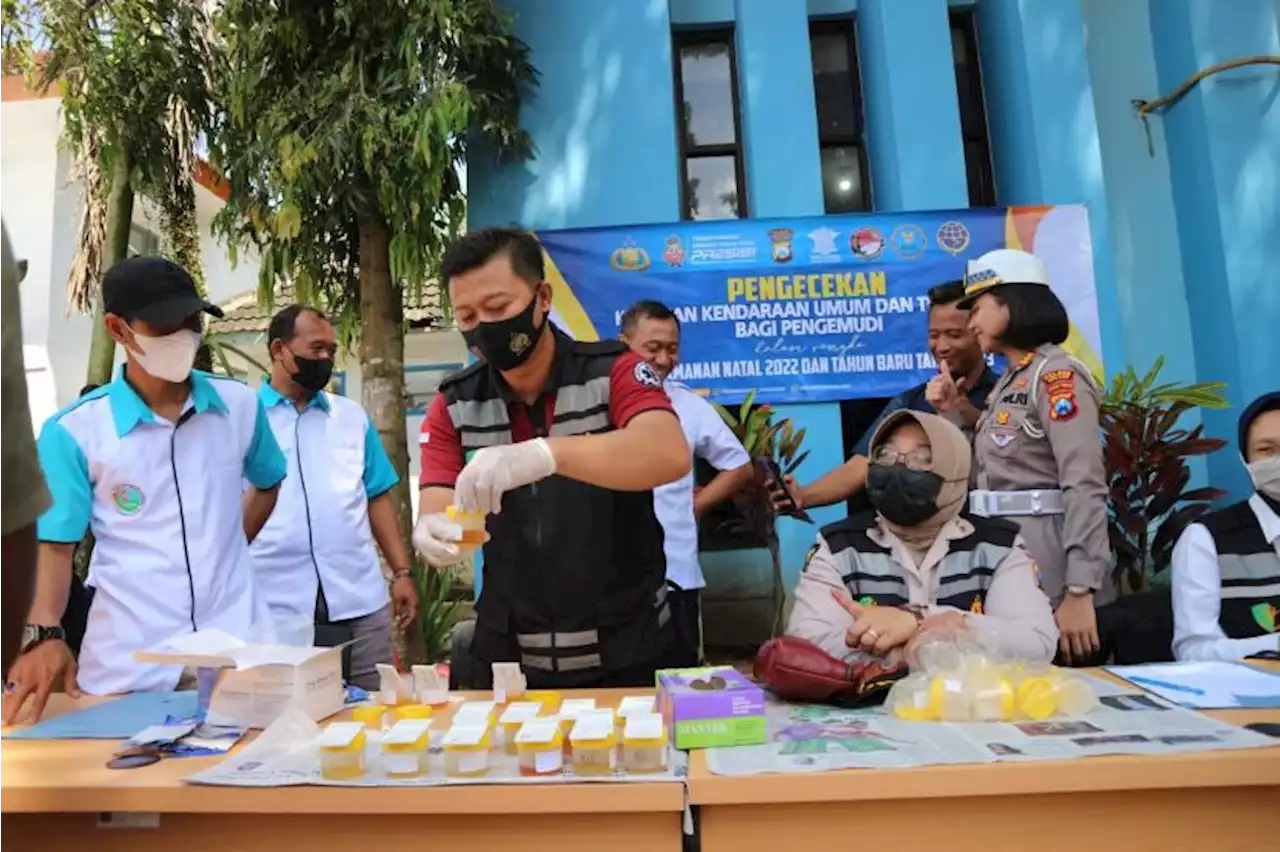 Sopir Angkutan Mudik Nataru Jalani Tes Urine |Republika Online