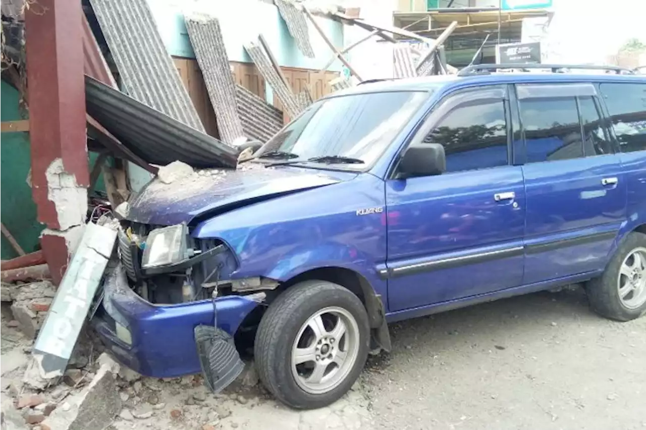 Mobil Panther Seruduk Motor dan Teras Rumah Warga Matesih Karanganyar