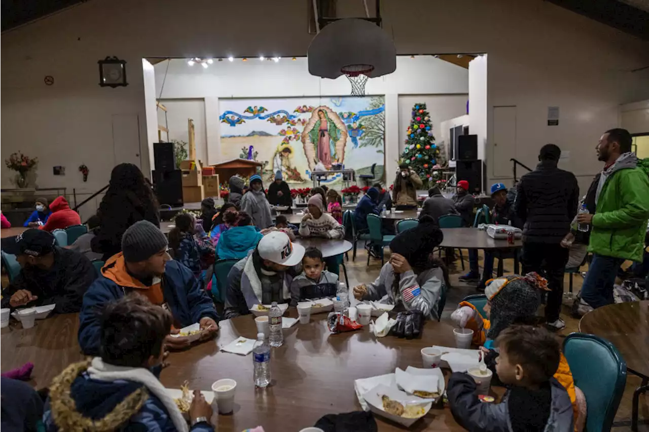 Hundreds of Migrants Arrive in El Paso As Court Orders Title 42 to Stay in Place