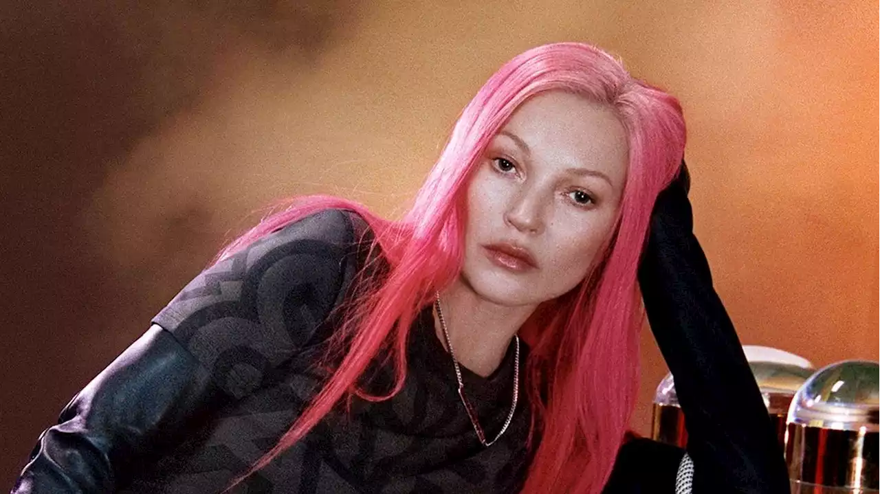 Kate Moss, i capelli rosa e quel vago senso di malinconia millennial