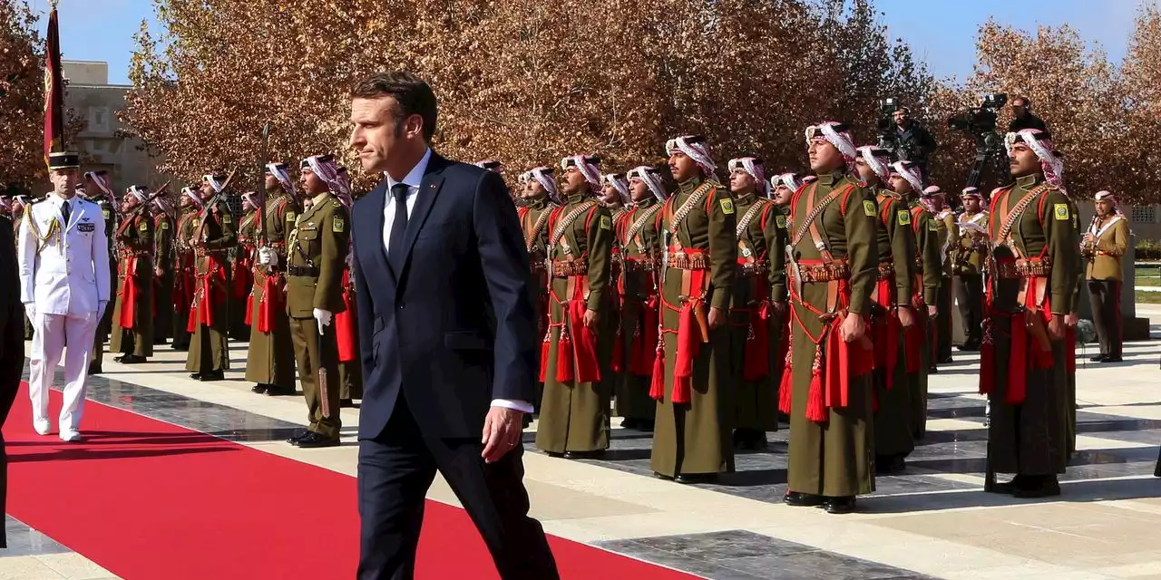 Macron Renews Call for Russia to Receive Security Guarantees to End War in Ukraine