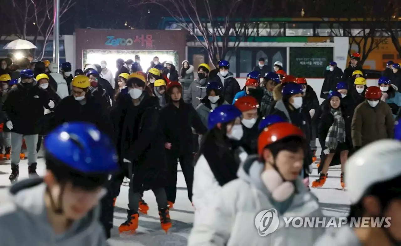 '3년 만에 스케이트 타러 왔어요'…한파에도 서울광장 '후끈' | 연합뉴스