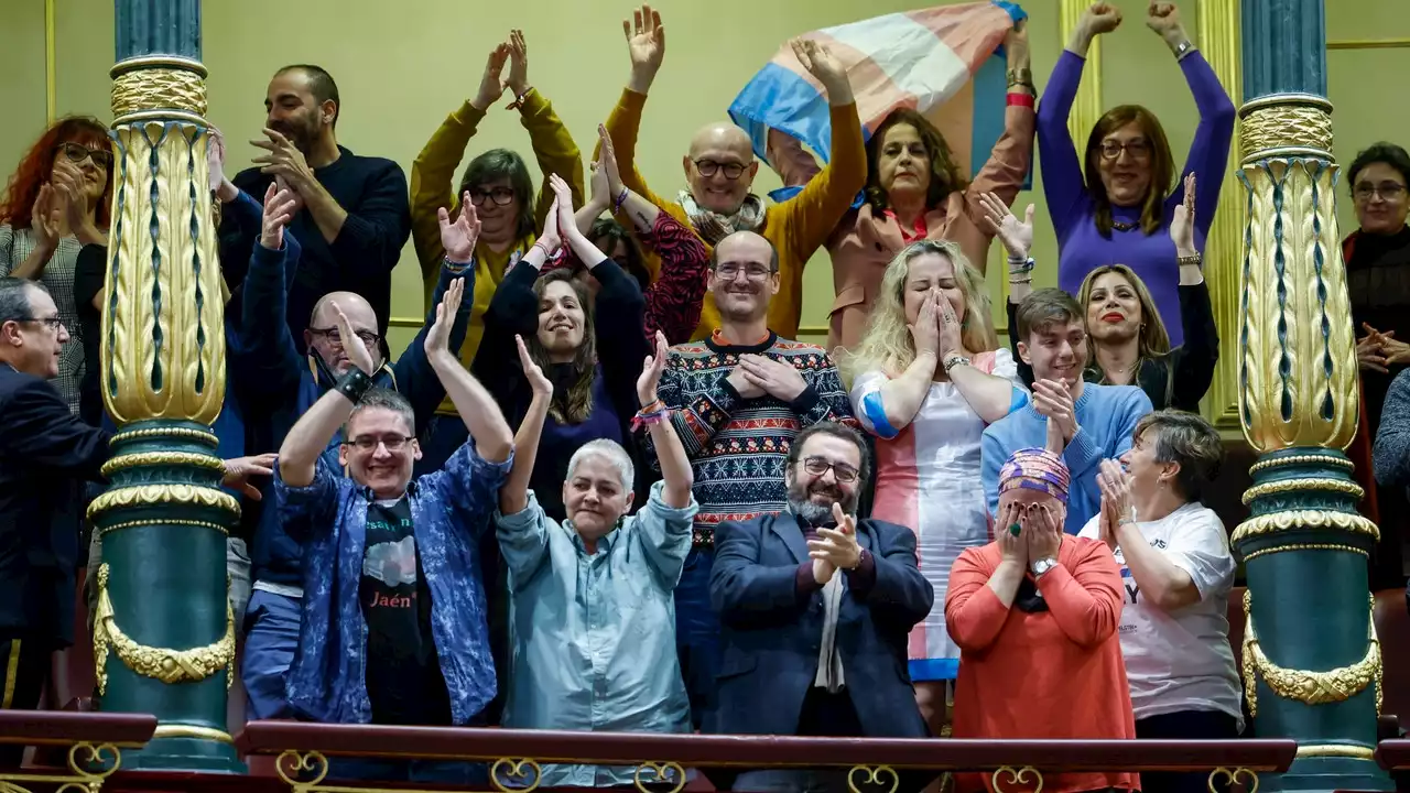 Aprobada la 'ley trans' con el apoyo del PSOE pero con la abstención de Carmen Calvo