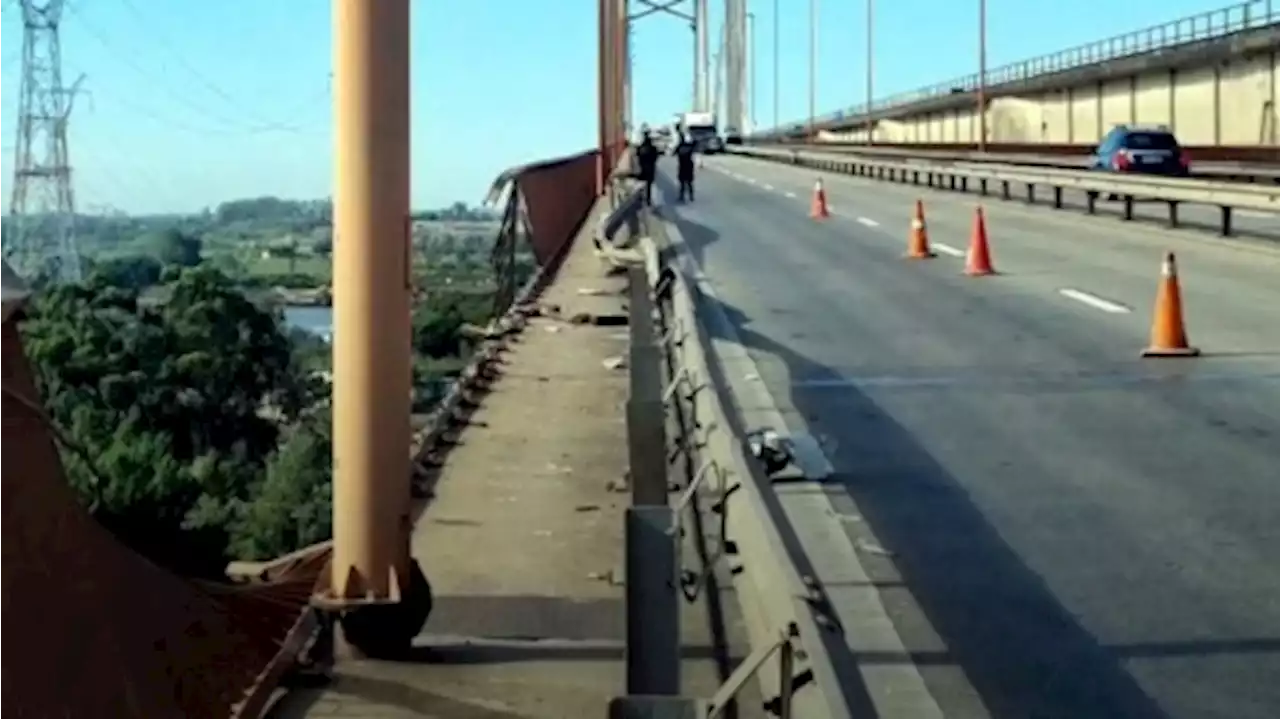 Murió el chofer de un camión al caer el vehículo del puente Zárate-Brazo Largo