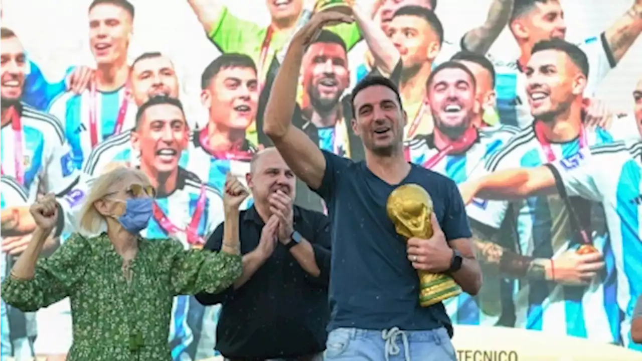 Scaloni recibió el homenaje de Pujato y remarcó que la 'selección juega para la gente'