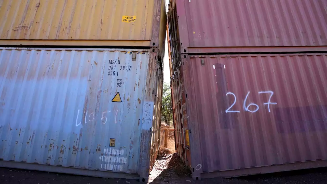 Gov. Doug Ducey bows to fed pressure to remove shipping containers at border