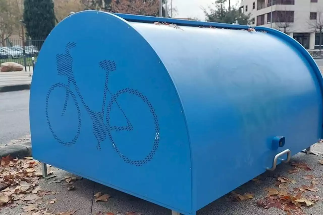 Des grandes boîtes bleues dans les rues de Montpellier pour protéger les vélos