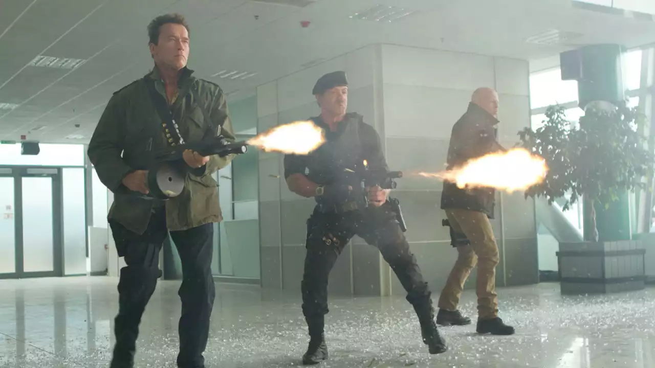 Bruce Willis, Sylvester Stallone und Arnold Schwarzenegger sollten in einer furchtbaren 90er-Komödie mitspielen - und Sly wurde deswegen sogar ausgetrickst!