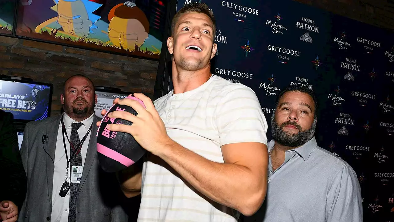 Rob Gronkowski fires off cryptic tweet that sends NFL fans into frenzy