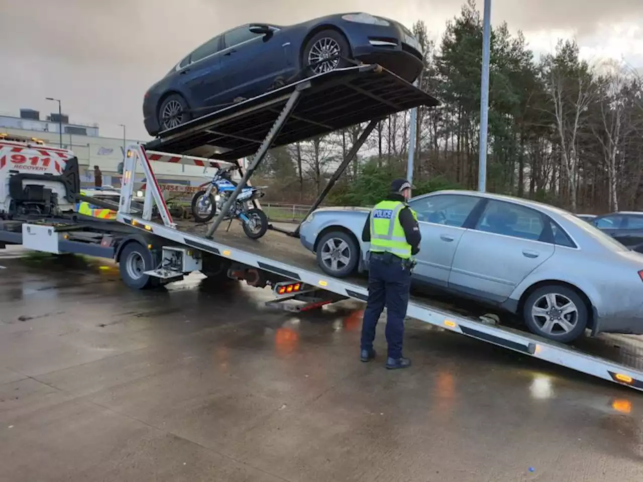 Cops seize vehicles after checks at Glasgow shopping centre