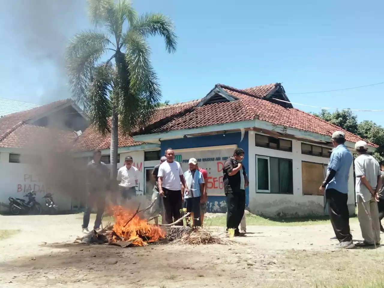 Imbas Penyegelan PDAM Bima, Warga Menjerit Kesulitan Air Bersih