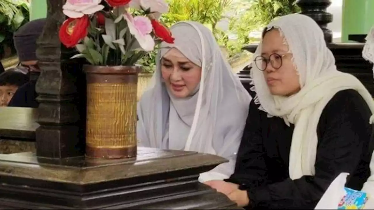 Sahabat Antar Ibunda Nike Ardilla ke Peristirahatan Terakhir, Ada Paramitha Rusady dan Cut Irna