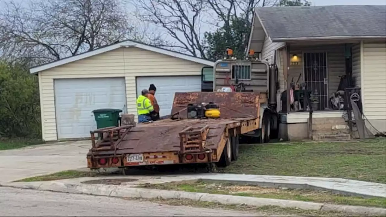 Big rig driver trying to avoid crash on Southeast Side highway hits house across the road