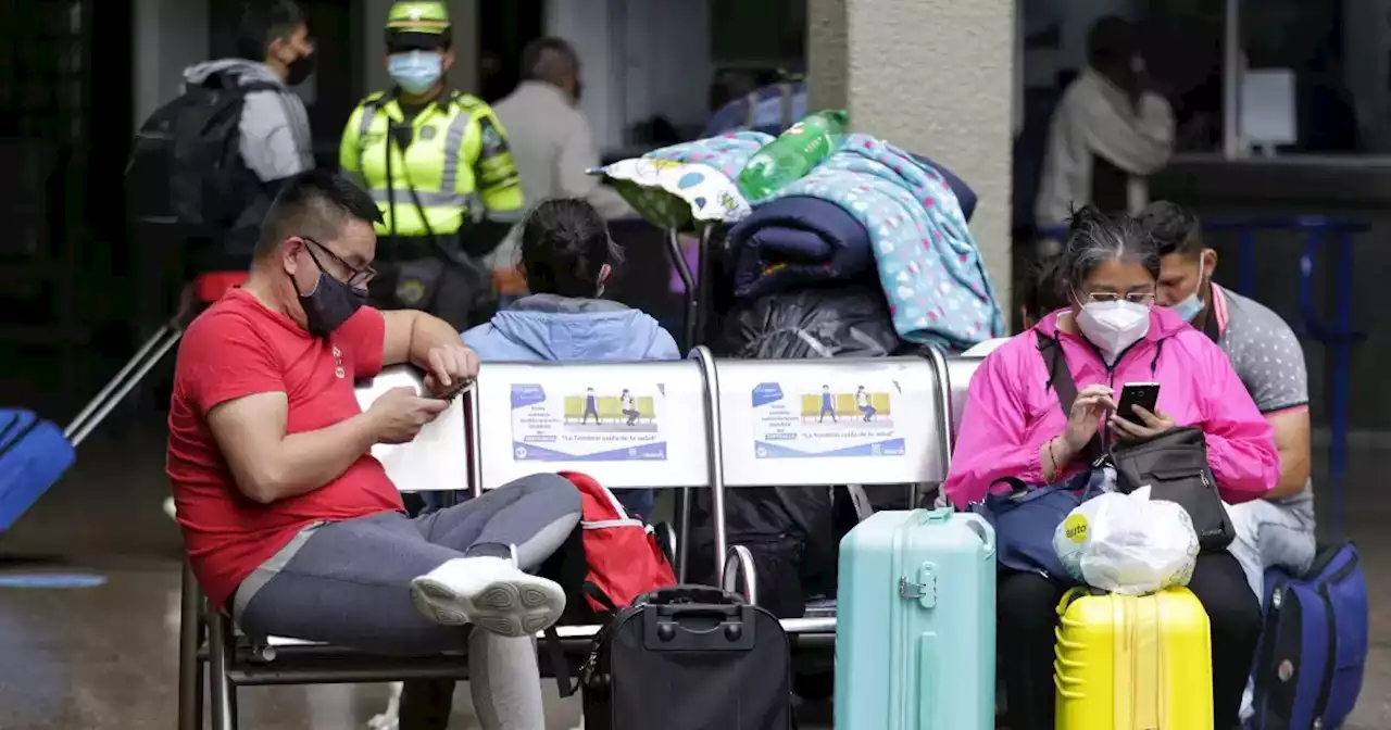 Caos en la terminal de transportes de Bogotá por aumento de viajeros