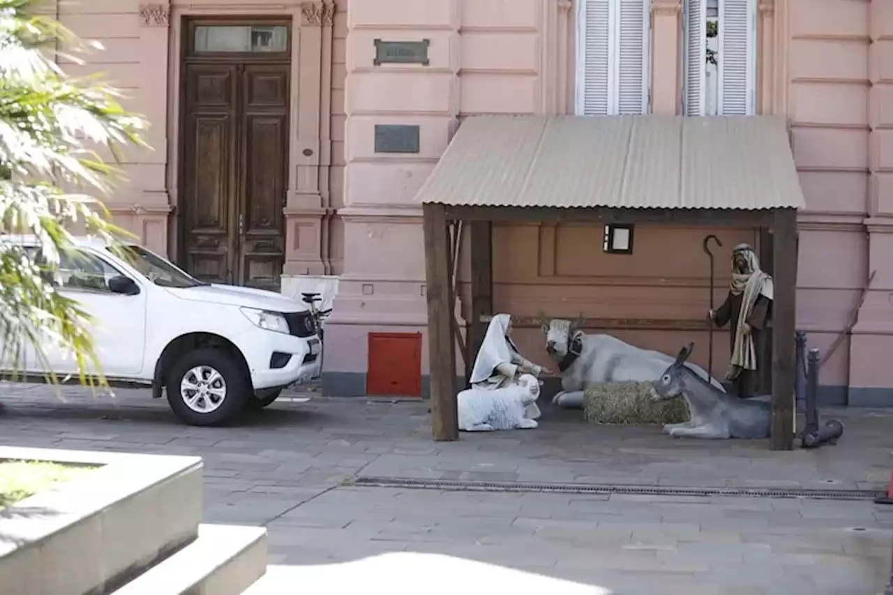 El Gobierno volvió a colocar el pesebre afuera de la Casa Rosada