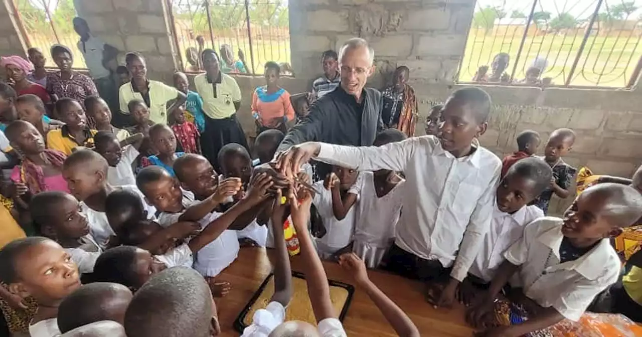 Furor en Tanzania por Argentina: ovacionaron a un cura de San Luis en una misión pastoral | Viral | La Voz del Interior