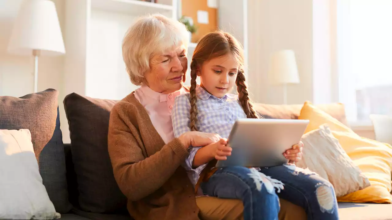 Écrans : quand les grands-parents en abusent avec leurs petits-enfants