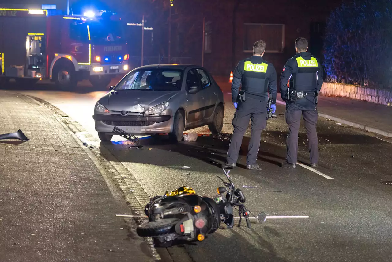 Frontal-Crash: Roller kracht in Auto – Mann schwer verletzt