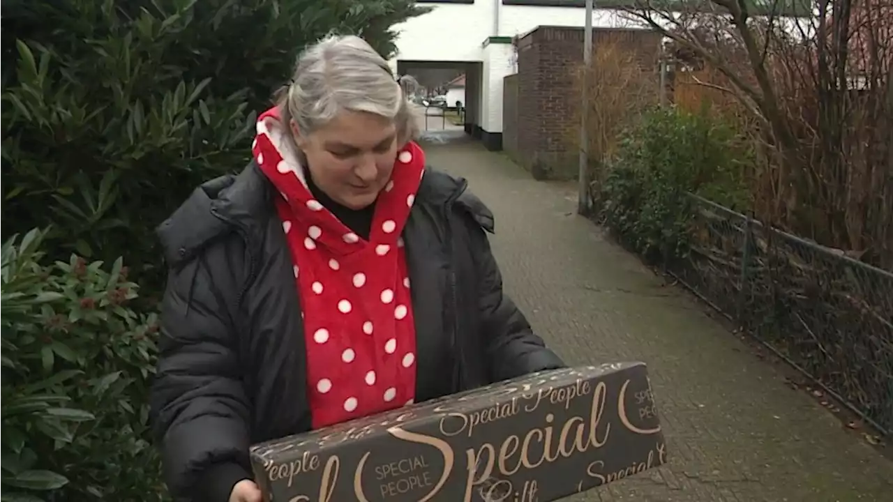 Jacqueline is NH Hartverwarmer en kan met pakket nieuwe buurtkast vullen met lekkers