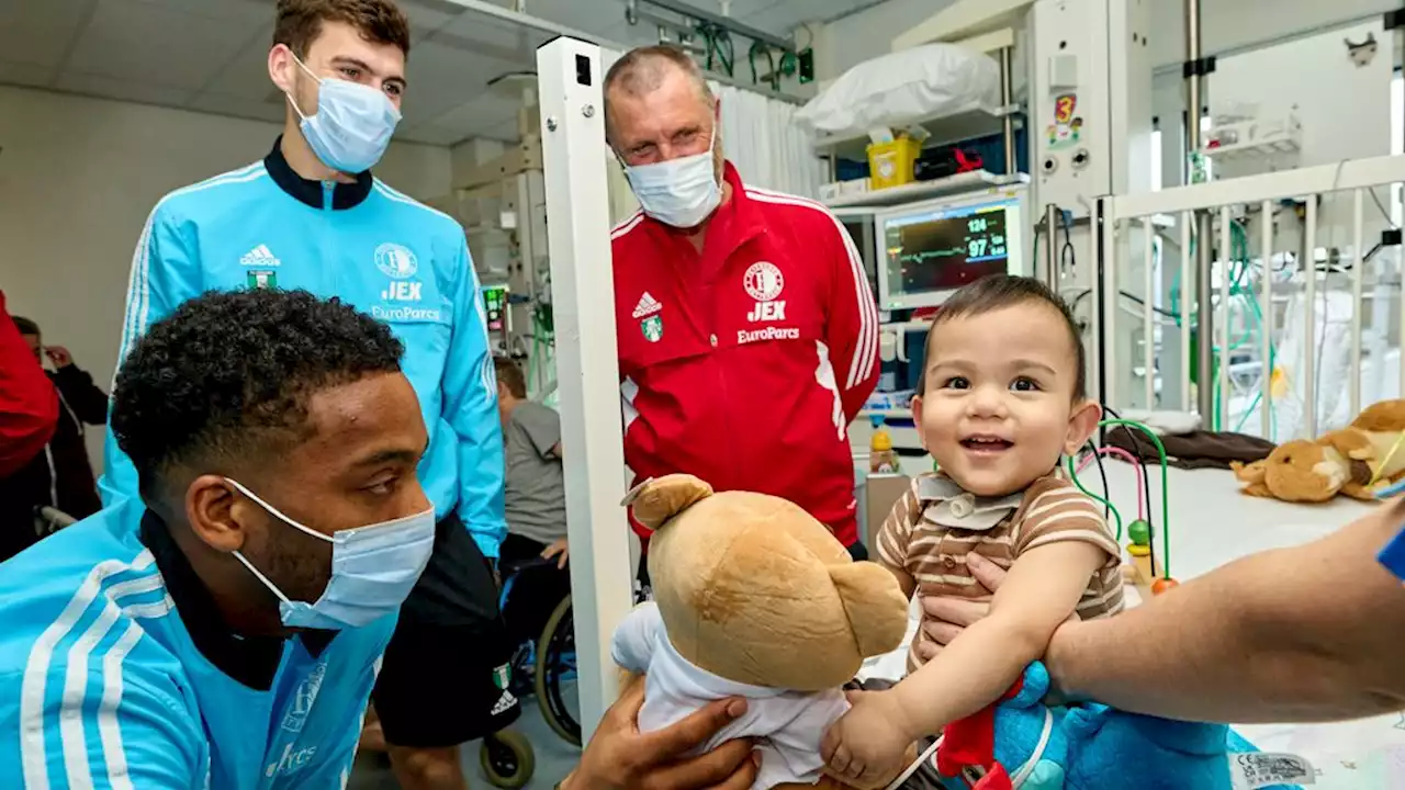 In de lift naar de allerziekste kinderen worden de spelers van Feyenoord even stil