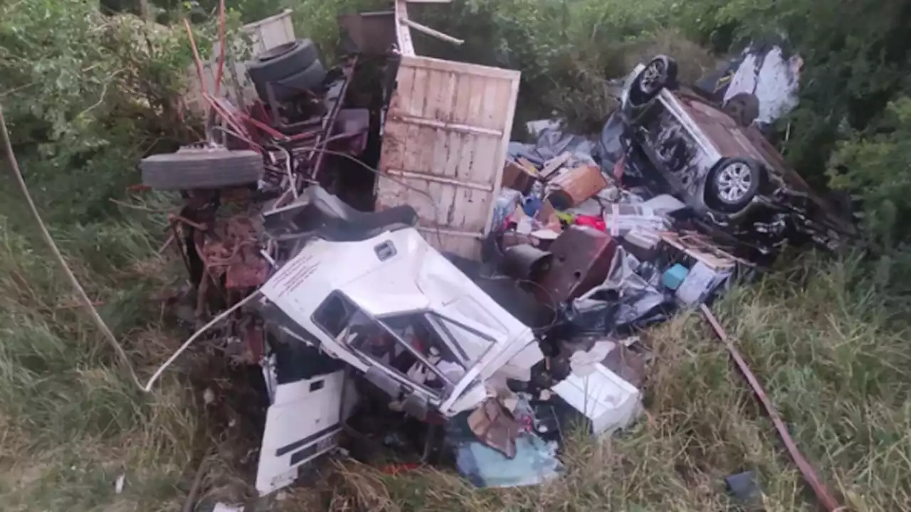 Zárate-Brazo Largo: un camión cayó al vacío desde el puente Mitre y falleció el conductor | El cuerpo quedó atrapado entre los hierros retorcidos