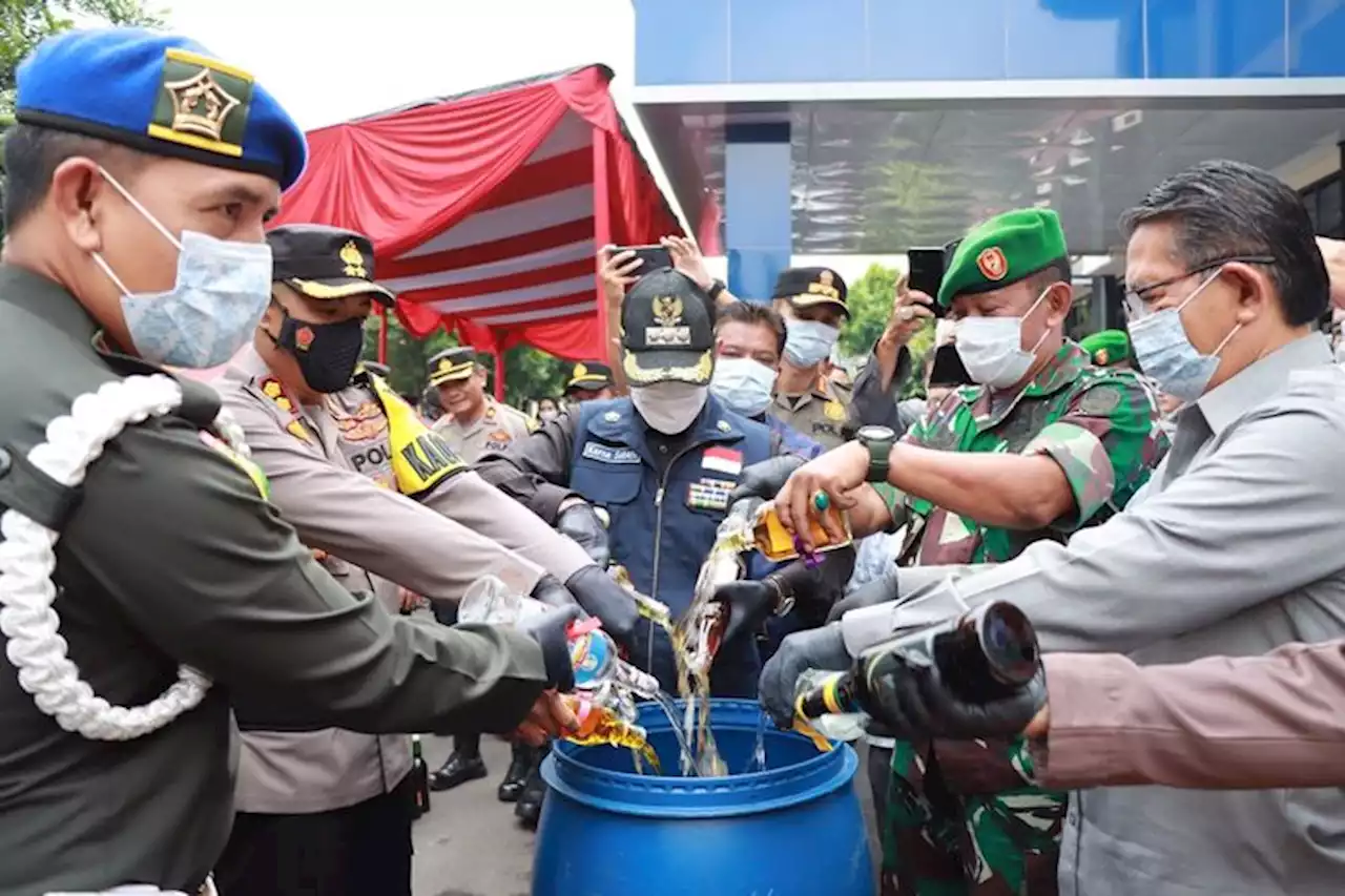 Buang Airnya Satu Persatu ke Tong, Polres Majalengka Musnahkan Ribuan Botol Miras Pabrikan - Pikiran-Rakyat.com