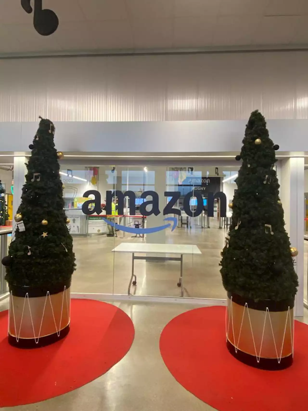 REPORTAGE - Noël 2022 : immersion dans un entrepôt Amazon à son pic d'activité