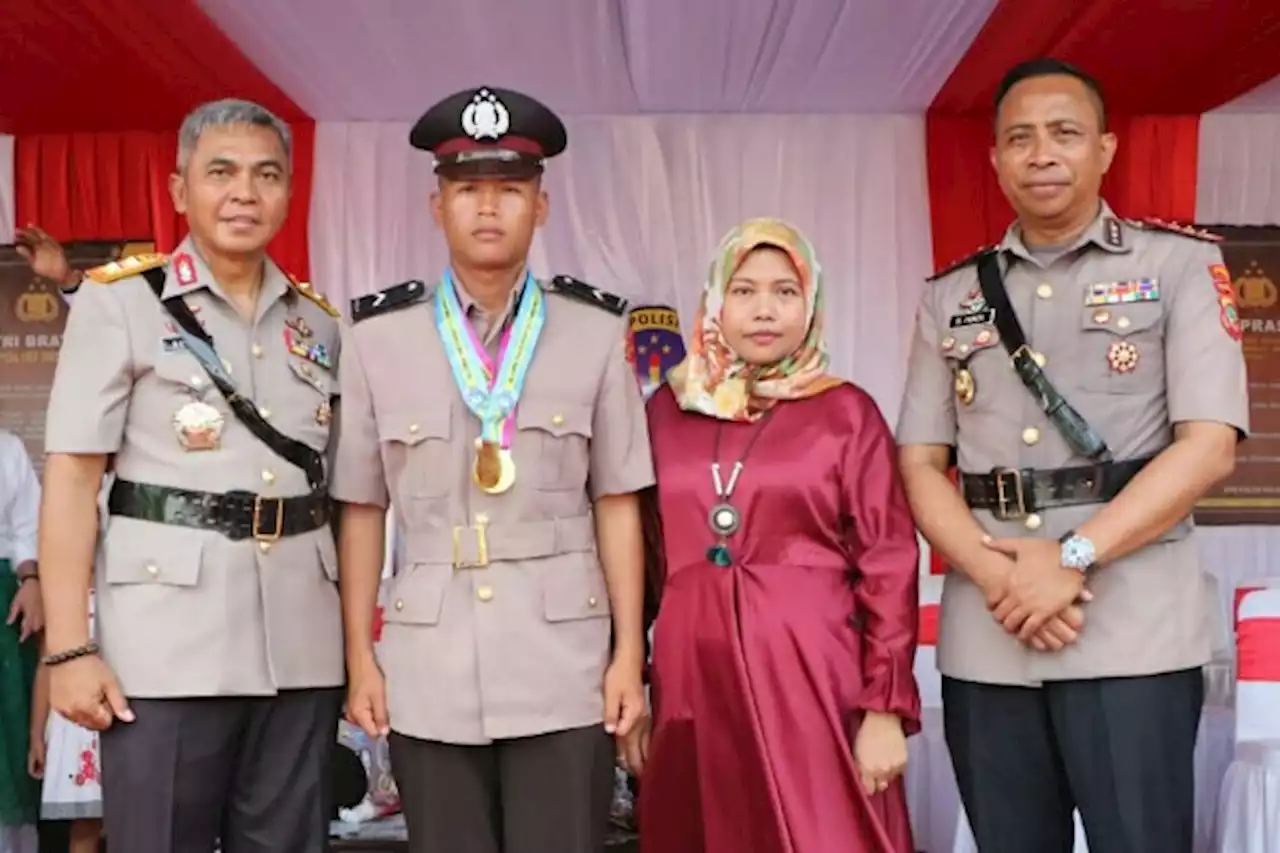 Kisah Haru Ibu Single Parent Penjual Makanan Saksikan Anaknya Dilantik Jadi Polisi