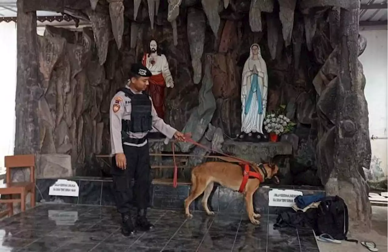 Antisipasi Bom, Anjing Pelacak Dikerahkan Polres Karanganyar Sisir Gereja