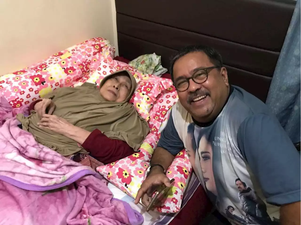 Tak Dapat Tiket Pesawat, Rano Karno Gagal Hadiri Pemakaman Aminah Cendrakasih