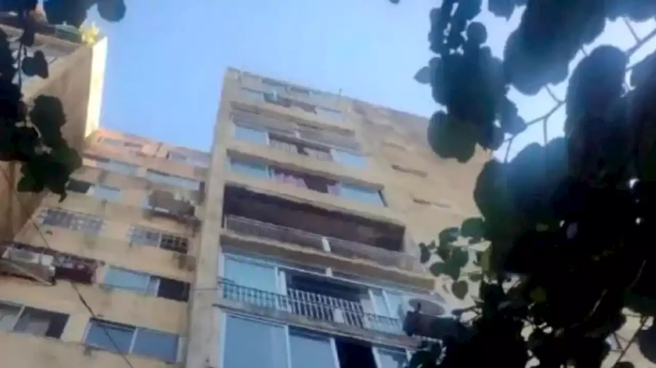 Un nene de cinco años murió al caer desde un balcón de un edificio en Fuerte Apache: su papá culpa a la mamá