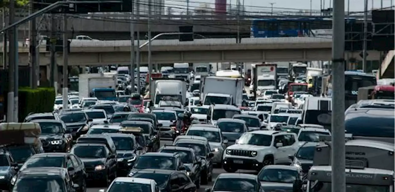 Sob alerta de chuva, estradas terão 7 milhões de carros saindo para o Natal em SP