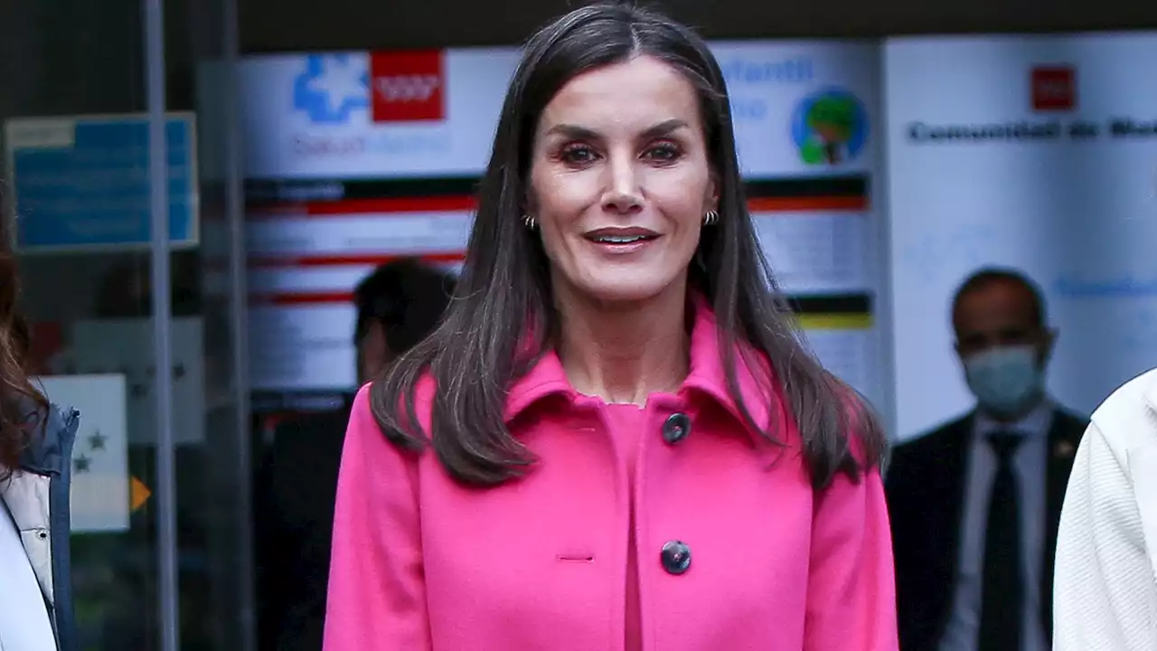 L'outfit regale di oggi: Letizia di Spagna è la pink lady che ci mancava